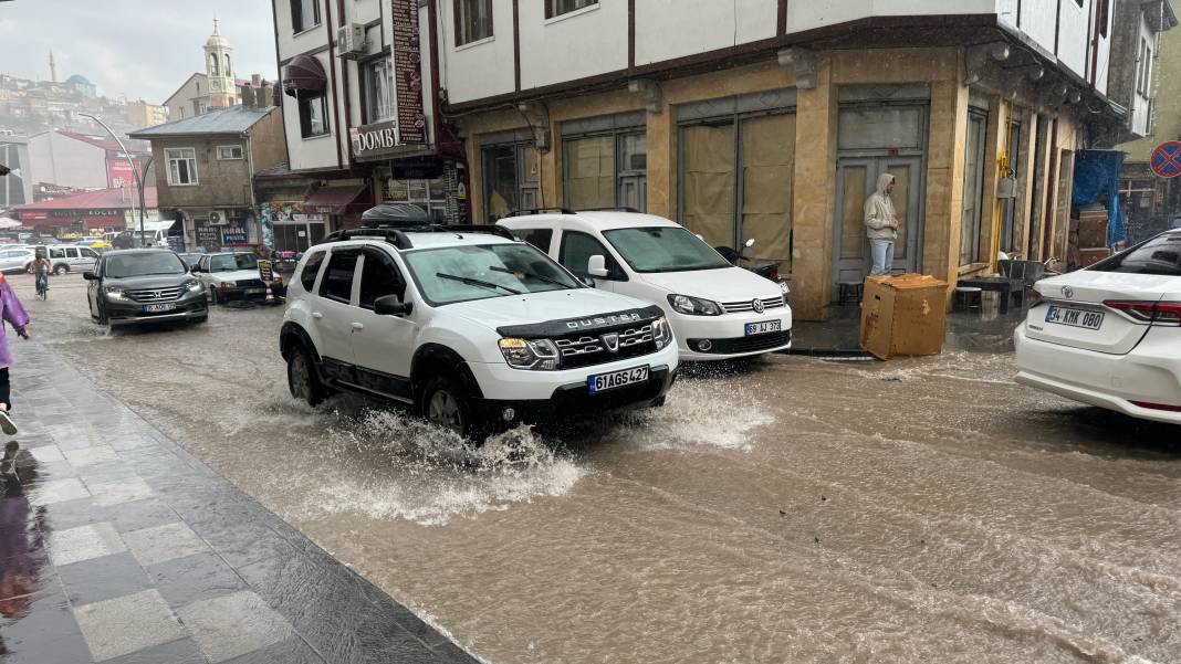 Bayburt'u sağanak vurdu! Cadde ve sokaklar göle döndü 2